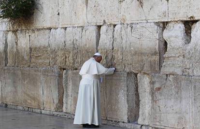 Papa Franjo molio pred Zidom plača: Pozvao na pravdu i mir