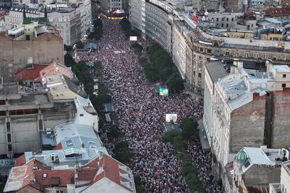 FOTO Tisuće ljudi izašlo na ulice Beograda, blokirali i autocestu. Premijer ih nazvao kukavicama