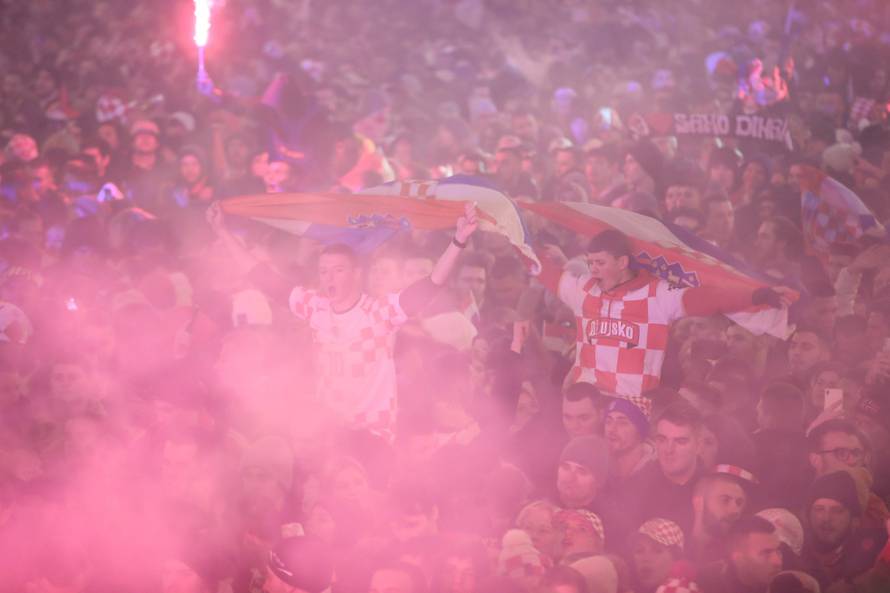 Prava ludnica vlada na Jelačićevom trgu, Vatreni krenuli prema Trgu
