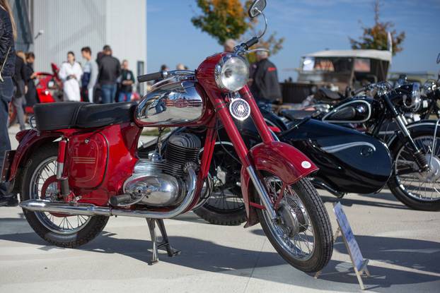 Osijek: Izložba oldtimer vozila ispred Gospodarskog centra