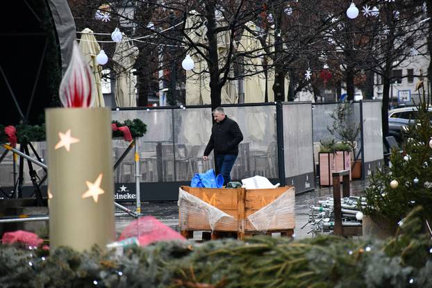 Slavonski Brod: U središtu grada počelo uklanjanje blagdanskih dekoracija i adventskih kućica