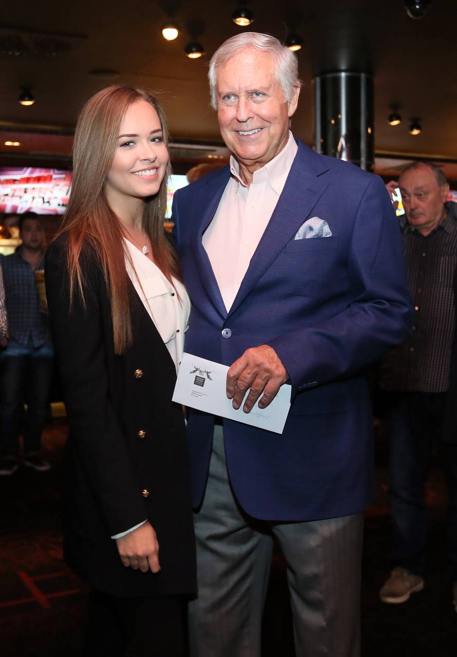 Zaručila se Dikanova kći Lana, pokazala je raskošni prsten...