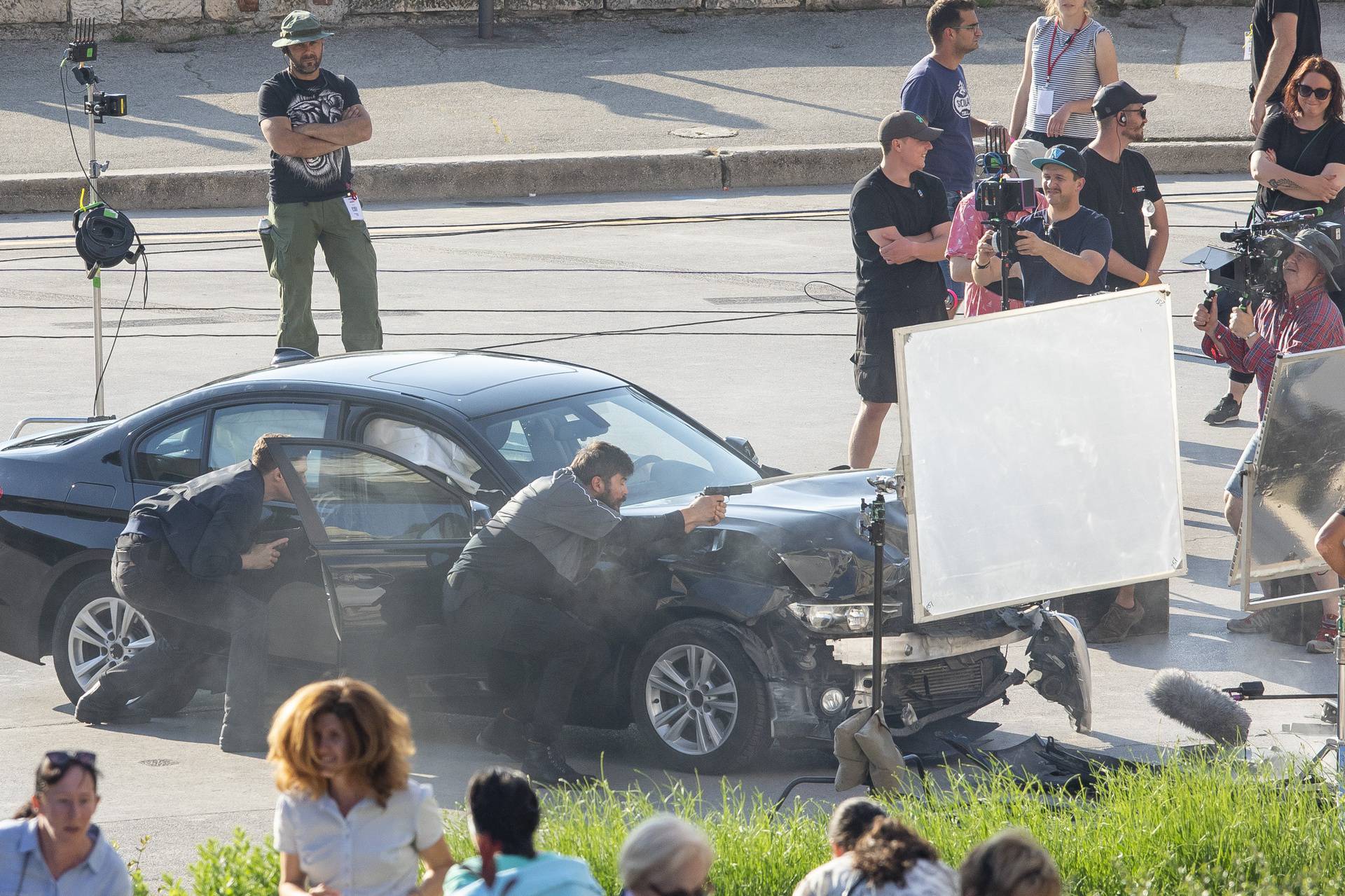 Pucnjava ispred Arene u Puli tijekom snimanja scena za seriju FBI: International