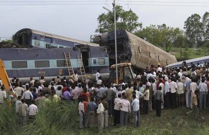 Gore nego su mislili: U nesreći vlaka u Indiji poginulo 68 ljudi