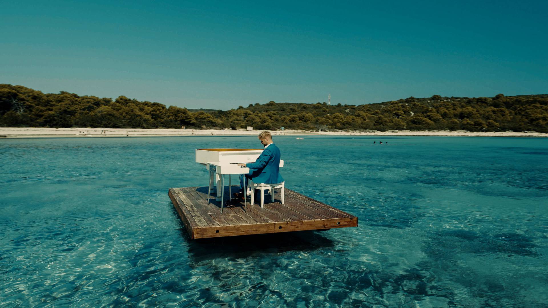 Pijanist uplovio s klavirom u more: 'Za sve velike stvari  u životu moraš pomalo biti i lud'