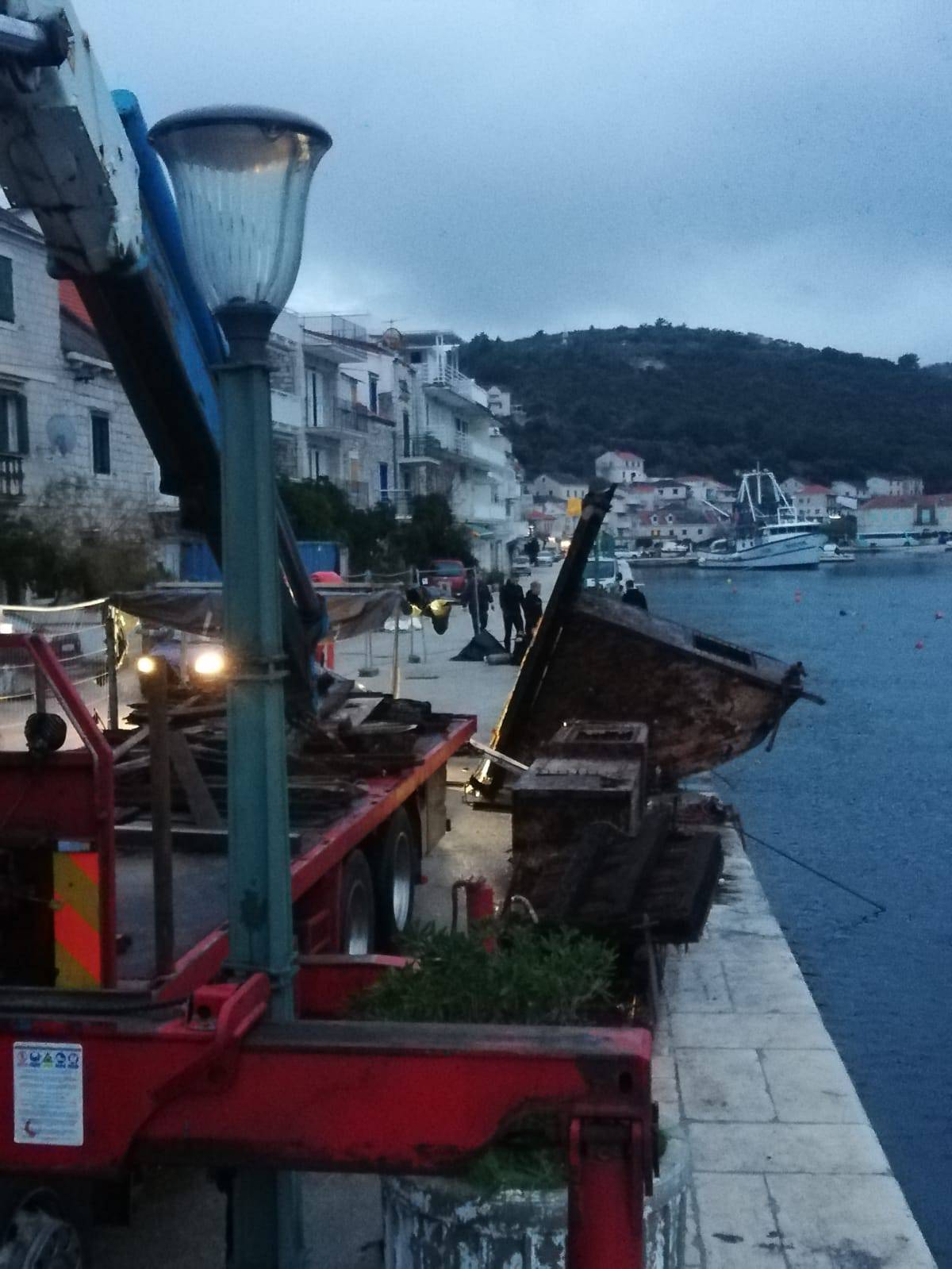 Brački 'Titanic' režu dio po dio, cijena vađenja - 180.000 kuna