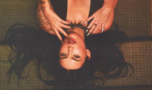 Izgleda bolje nego ikad! Megan Fox pozirala u seksi izdanju, a traka joj je jedva prekrila grudi