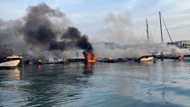 Drama u Medulinu! Izgorjelo je najmanje 20 brodica, neke su  i potonule: 'Čuo sam eksplozije'