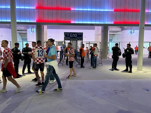 Ovako pregledavaju zastave na Opus Areni. Pogledajte kontrole na ulazima, svaku fotografiraju!