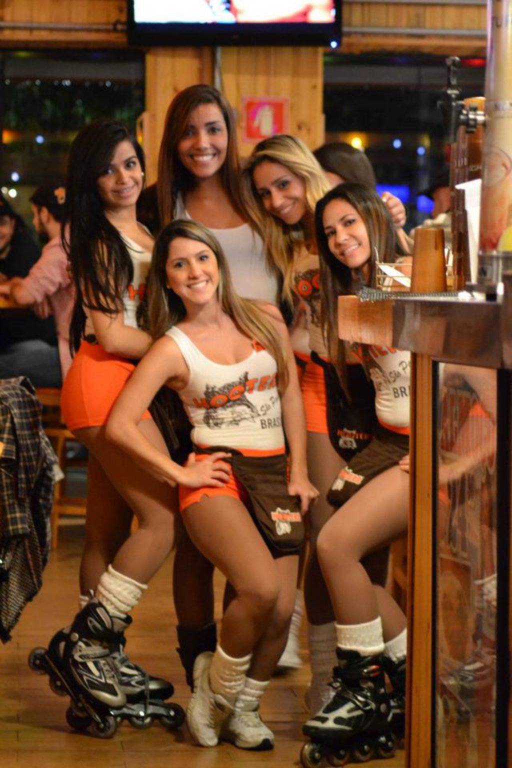 http://www.facebook.com/hootersbrasil