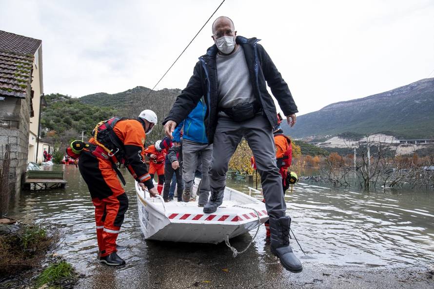 Nastavlja se borba s poplavama u Kokorićima