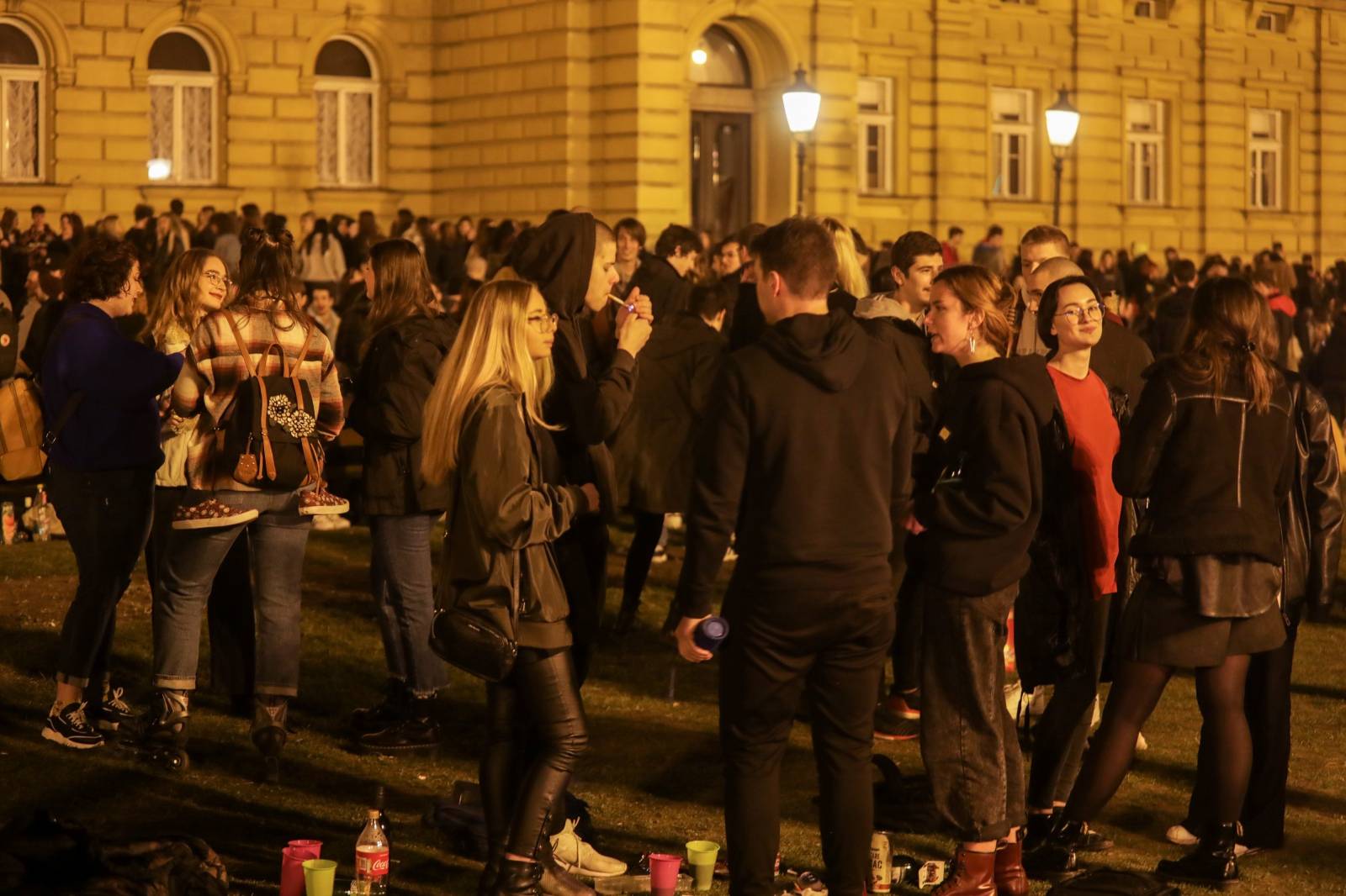 Zagreb: Veliki broj mladih zabavlja se ispred HNK