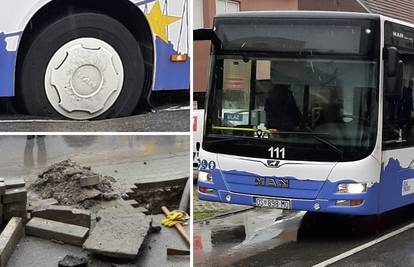 VIDEO U Osijeku bus pao u rupu