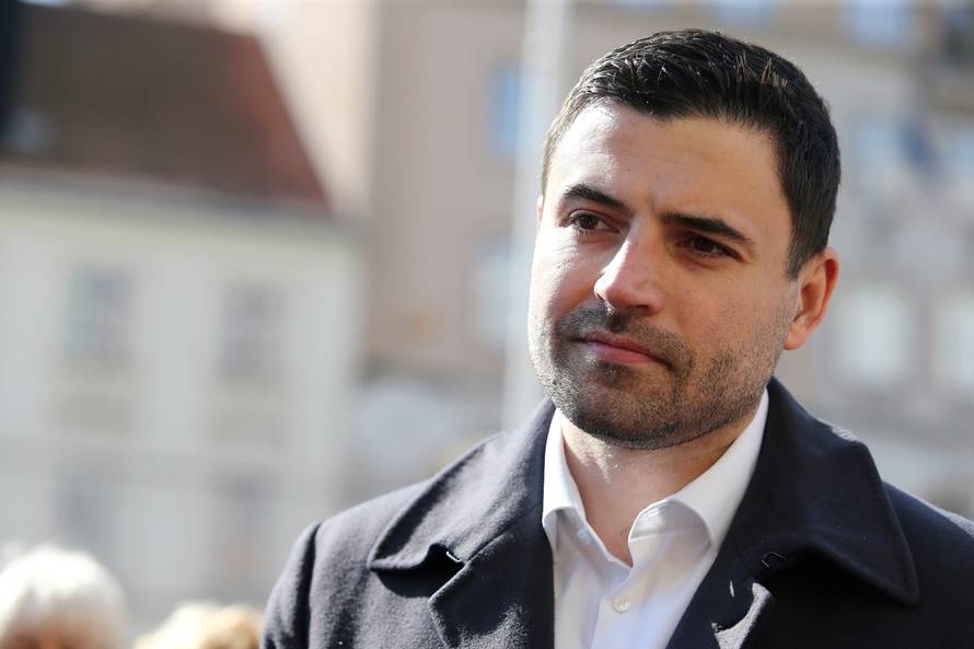 Zagreb: Bernardić i Maras ženama dijelili karanfile i dali izjavu povodom Međunarodnog dana žena