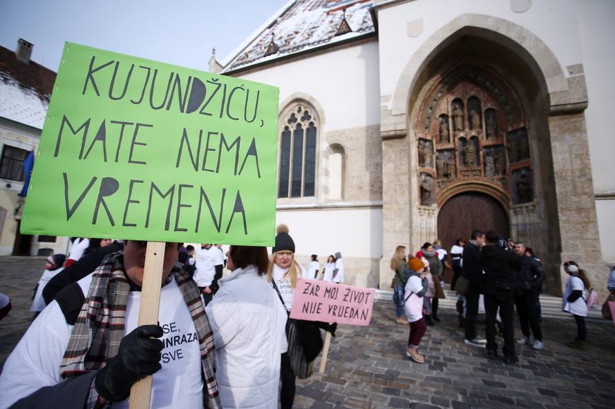 Zagreb: Prosvjed "Spinraza za sve" na Trgu. sv. Marka