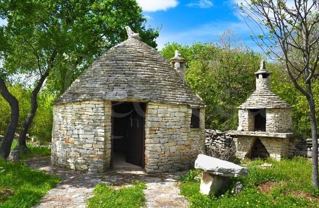 FOTO I ovoga ima: Netko u Istri prodaje kažun - kamenu kućicu. Ima 17m2, a ovo joj je cijena