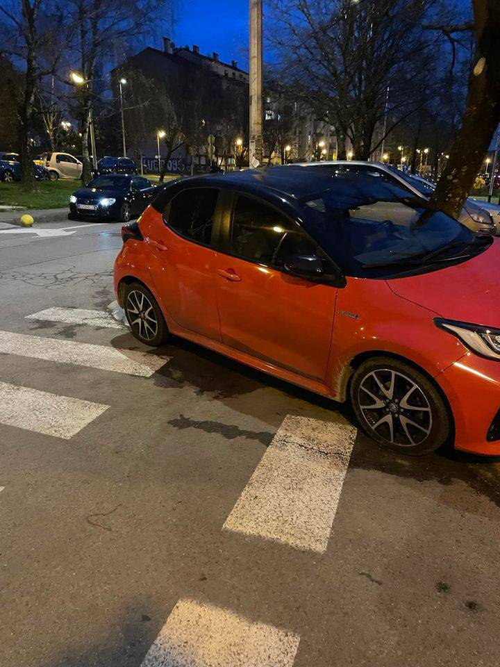 Golf 2 na 'struju', BMW zauzeo tri trake... Ovako samo Hrvati parkiraju. Bravo, pravi ste biseri