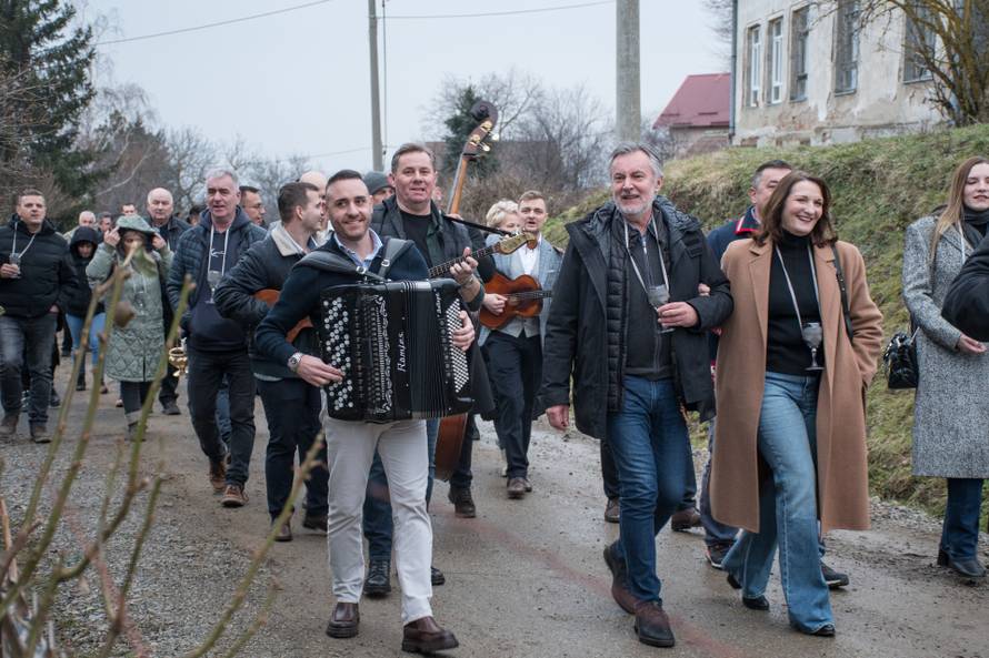 Škoro blagoslovio vinograd pa je počastio selo kobasicama, kulenom, slaninom i pjesmom