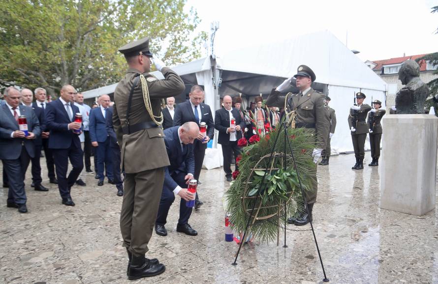 Sinj: Državni vrh položio vijence kod spomenika Franji Tuđmanu