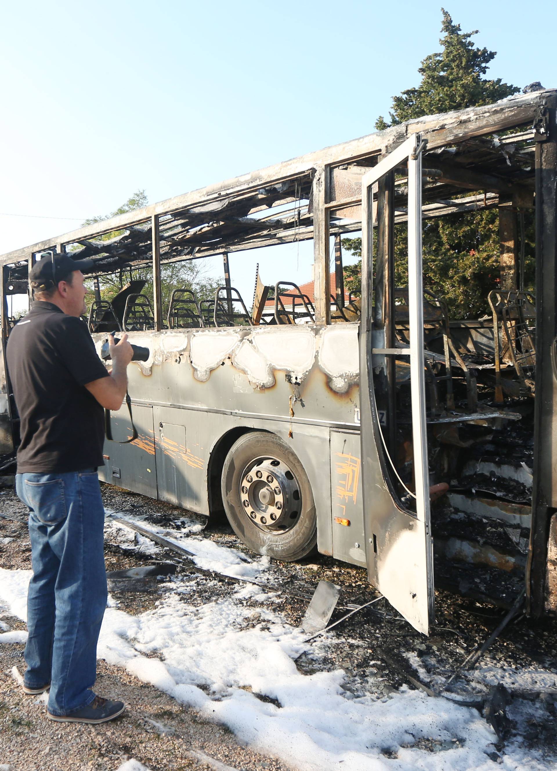 U blizini Drniša izgorio bus, nasreću nitko nije ozlijeđen