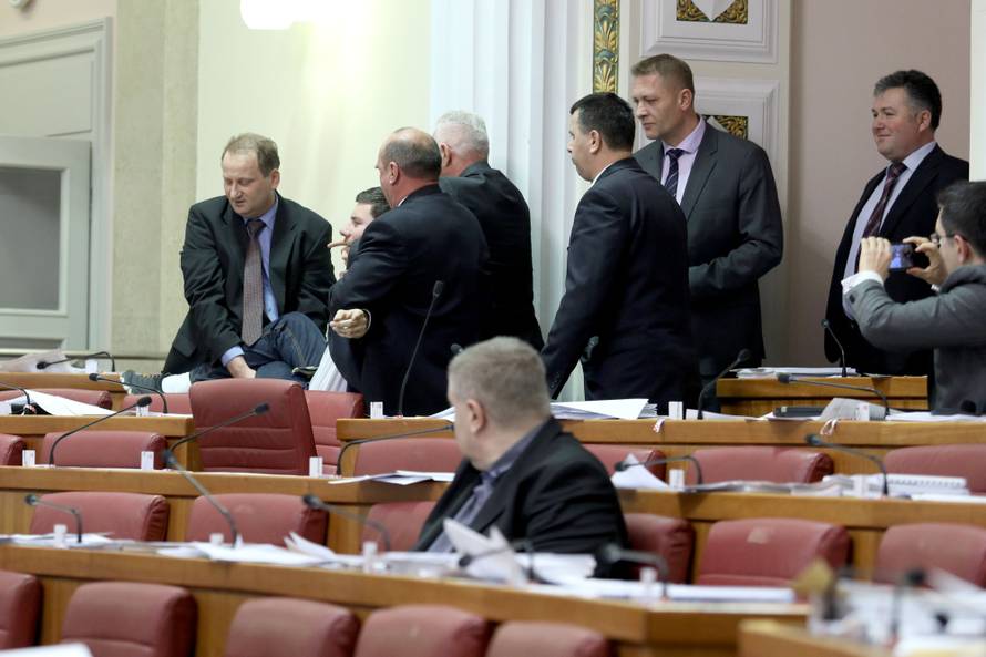 Culej  opsovao i  napao Pernara: 'Balavac jedan, sram te bilo!'