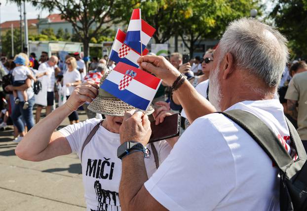 Zagreb: Okupljanje prosvjednika Hodaj za Liku, hodaj za Hrvatsku