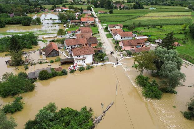 Fotografije iz zraka poplavljenog sela Drnje