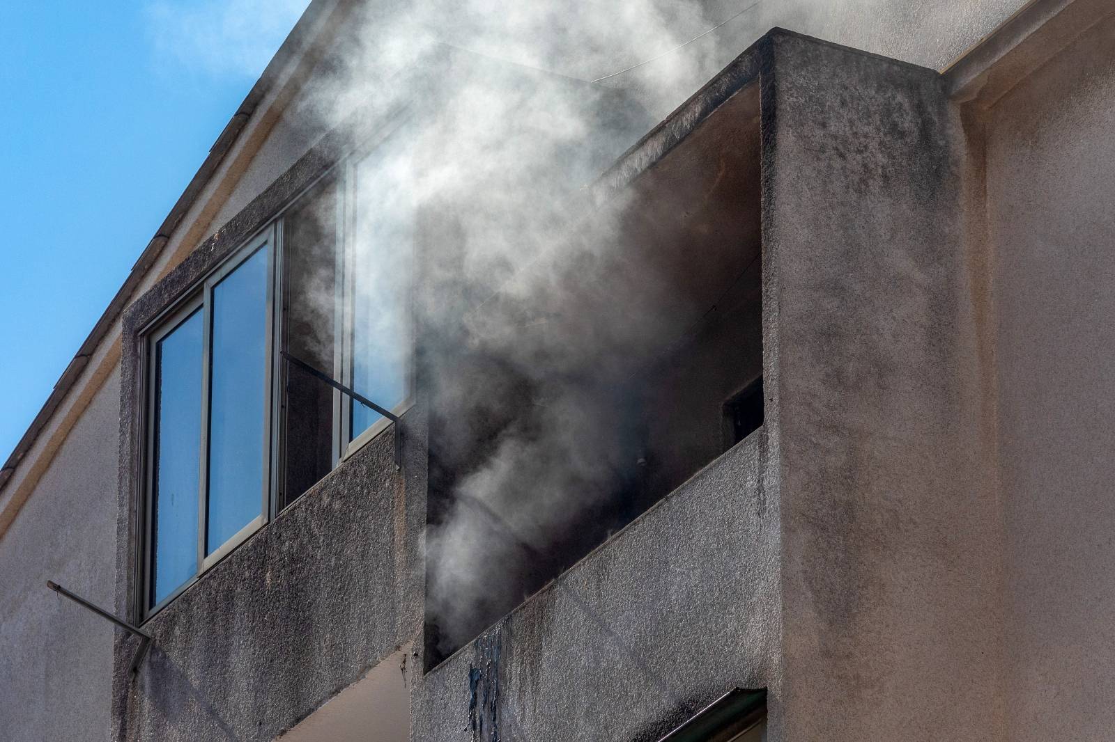 Pula: Vatrogasci gase požar na četvrtom katu u Tomasinijevoj ulici