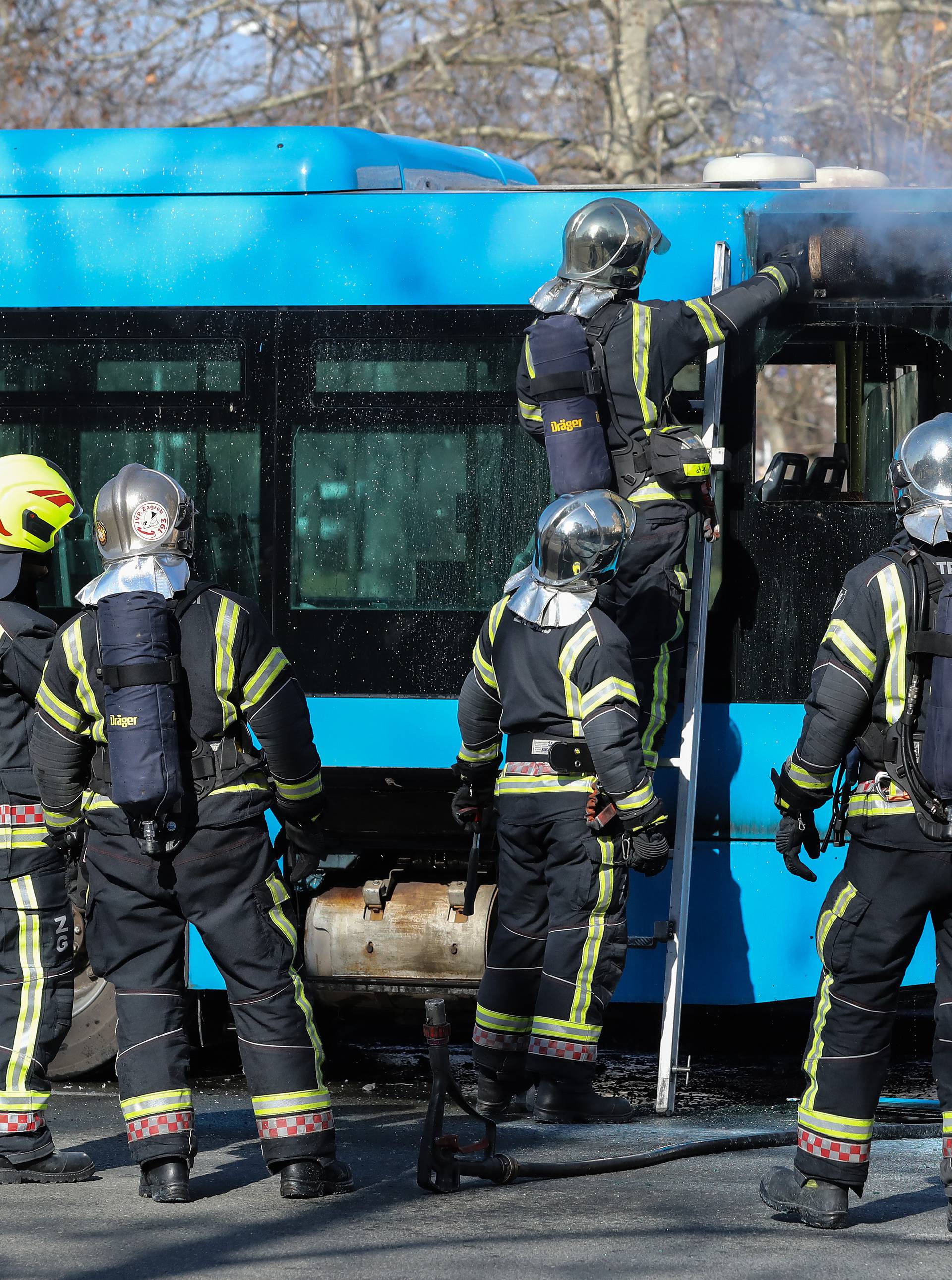 Zagreb: Vatrogasci ugasili poÅ¾ar na autobusu ZET-a na izlasku iz naselja Dugave