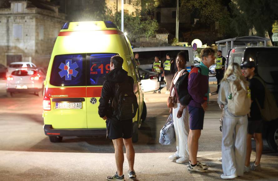 Milna: Zbog požara turisti proveli noć na rivi