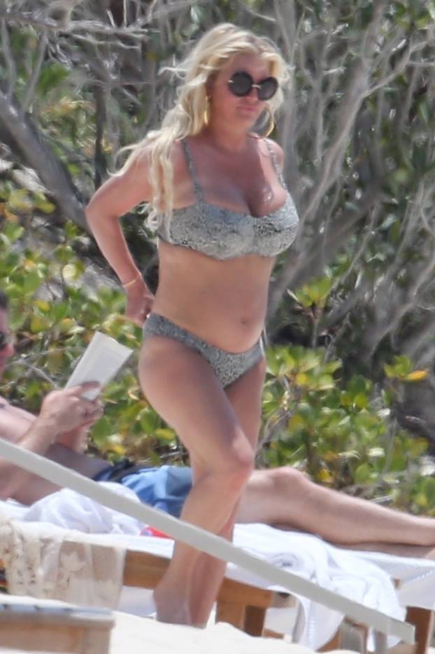 *PREMIUM-EXCLUSIVE* Jessica Simpson and husband Eric Jonson enjoy the day at the beach with friends **STRICTLY WEB EMBARGO UNTIL 12PM ON 04/29/18**