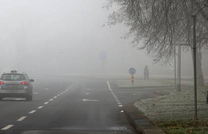 Očekuju se gužve, na cestama u Lici zbog magle usporen promet