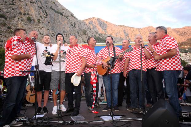Omišani pripremili spektakularan do?ek Vatrenima, Ivanu Periši?u i Anti Rebi?u