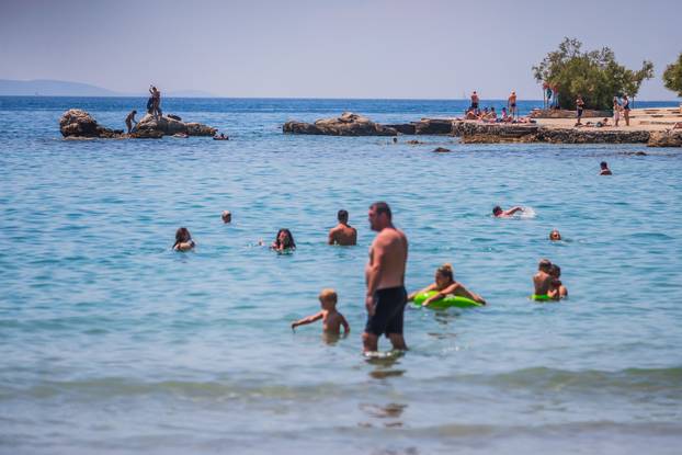 Split:  Prvi dan ljeta na plaži Firule
