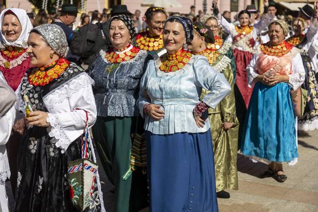 Vinkovci: Svečani mimohod sudionika 60. Vinkovačkih jeseni