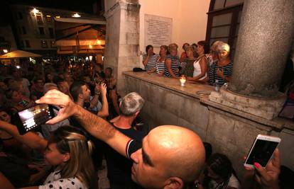 Pjeva Split, Zadar, Vela Luka: Građani se opraštaju pjesmom