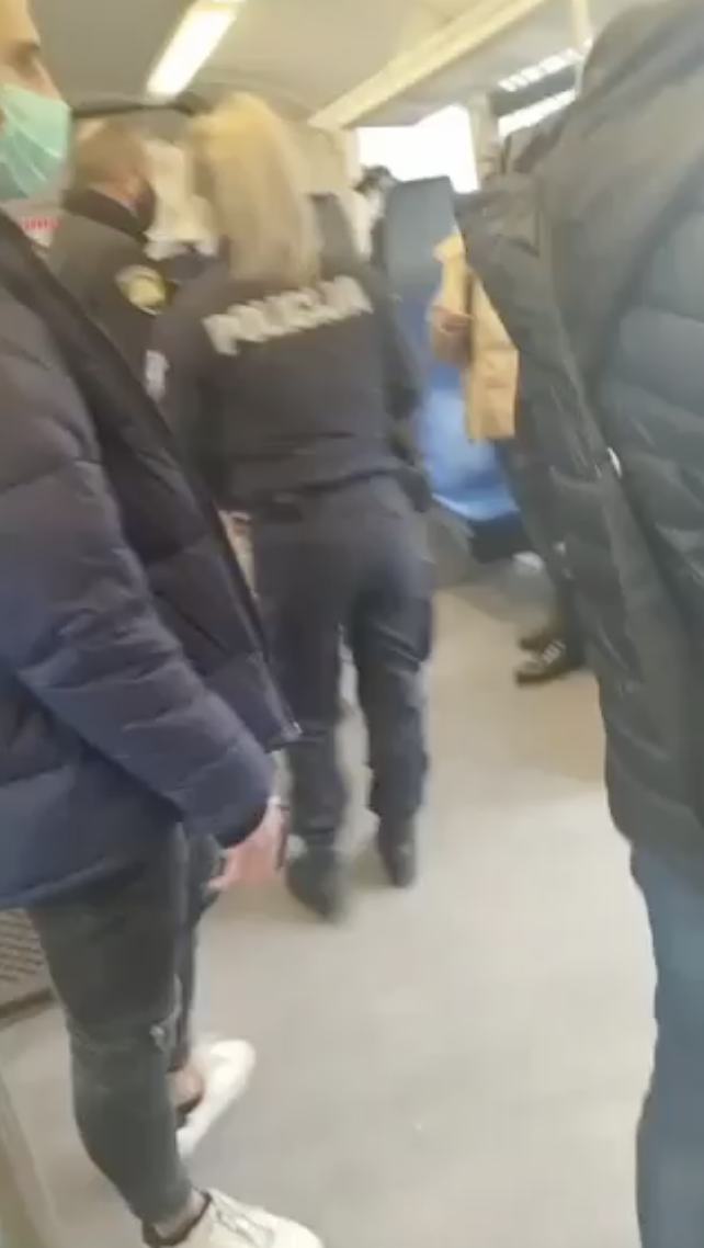 VIDEO Drama u vlaku u Dugom Selu, stigla i policija: 'Stavite tu masku da krenemo, kasnimo!'