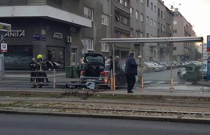 Auto je proletio kroz ogradu na tramvajskoj stanici i zapalio se