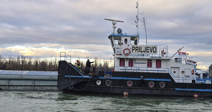 Na Dunavu se nasukao brod s 800 tona gnojiva. Spriječili su katastrofu, akcija trajala 80 sati