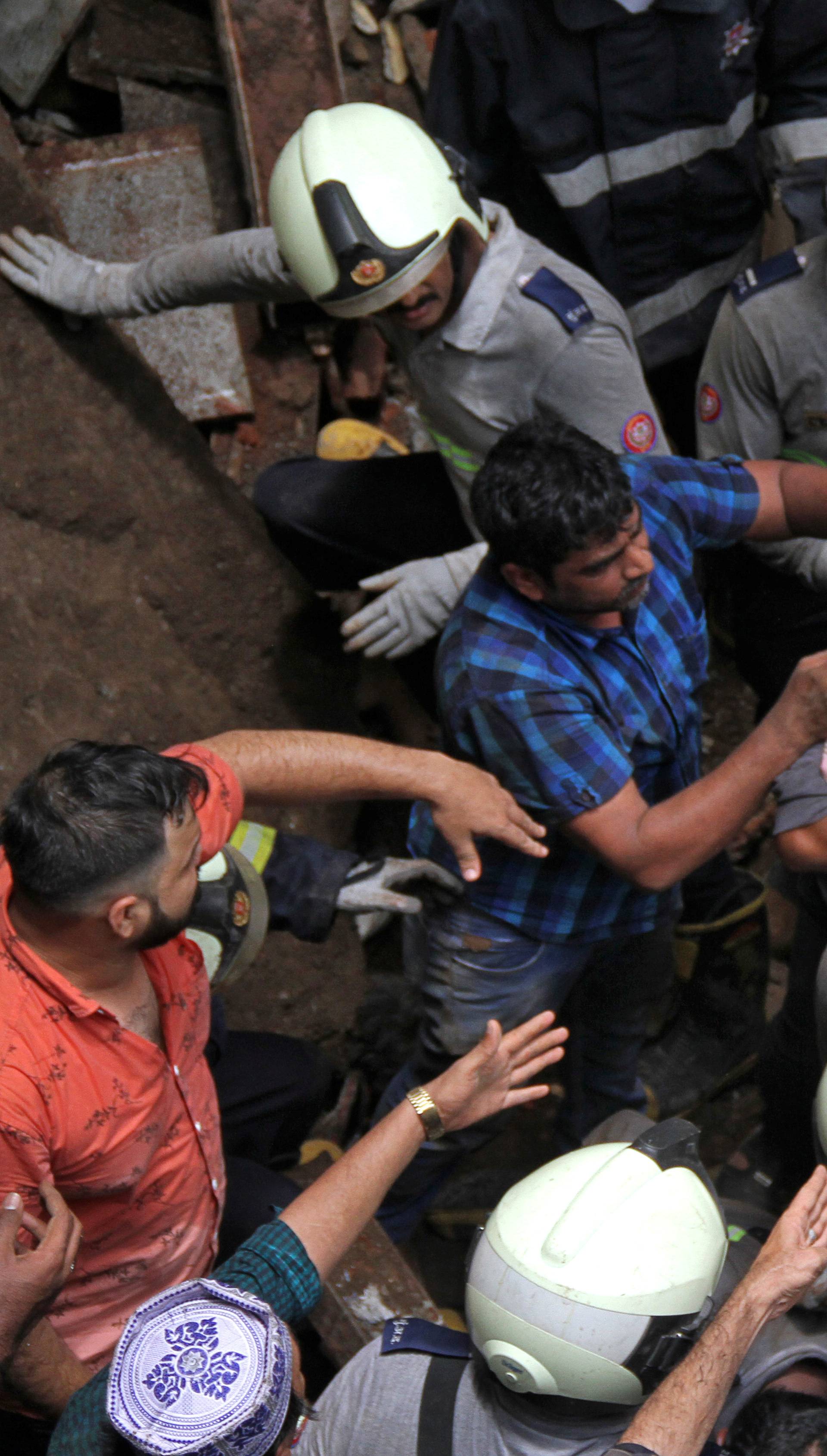 Ispod srušene zgrade u Indiji četvero mrtvih, 30 zarobljenih