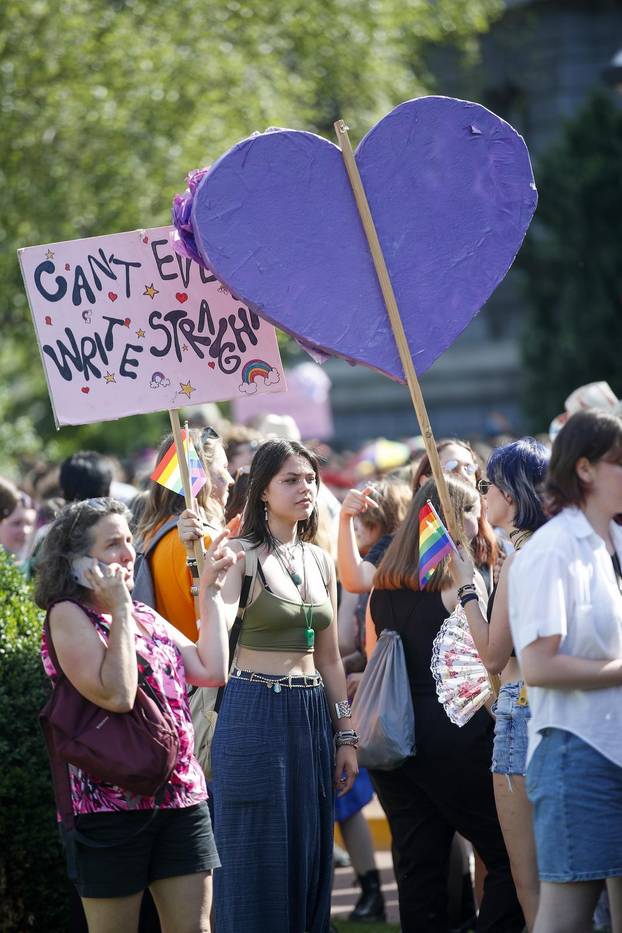 Zagreb: Okupljanje sudionika 21. Povorke ponosa pod sloganom "Dajte nam naša četiri zida!"