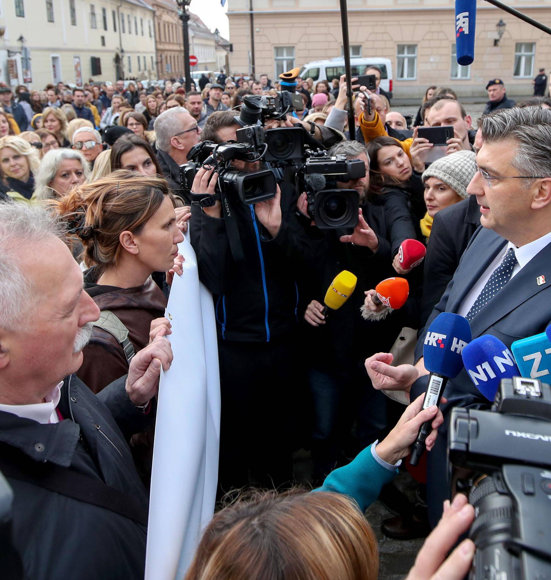 Zagreb: Premijer Andrej Plenković ispred prosvjednika na Trgu svetog Marka