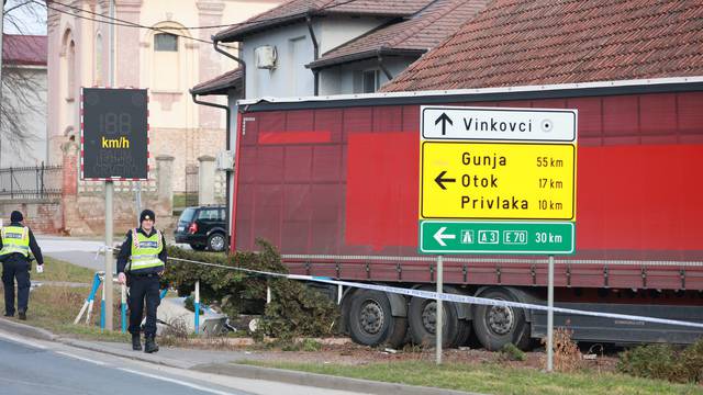 Kamion se zabio u kuću kod Vinkovaca, više ljudi ozlijeđeno