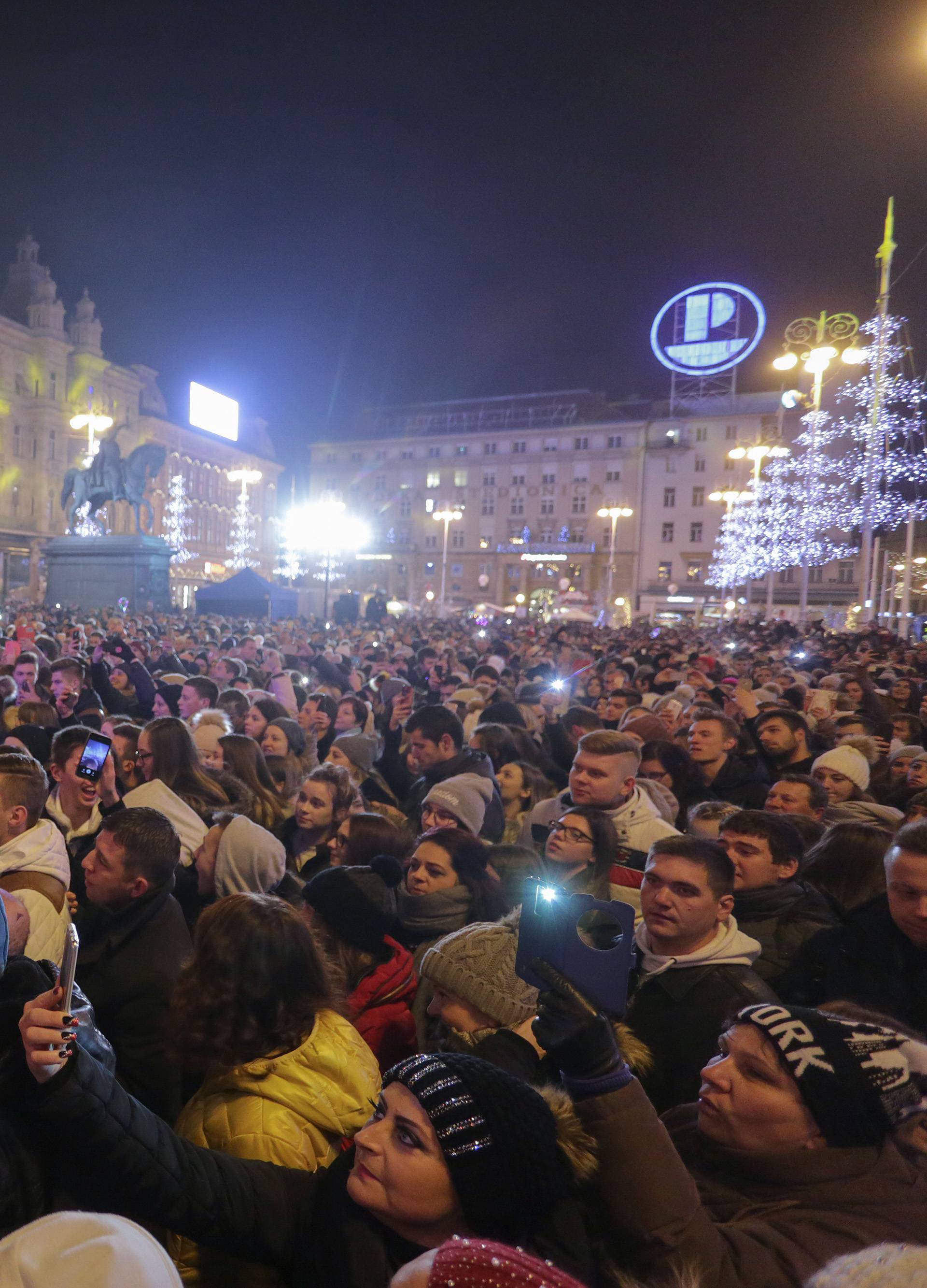 Nives se zakopčala do grla, a Lana je skakutala golog trbuha