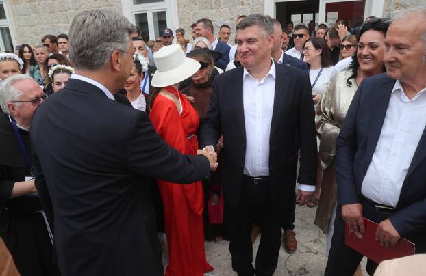 Sinj: Visoki drzavni uzvanici na prijemu u alkarskim dvorima povodom 310. Sinjske alke