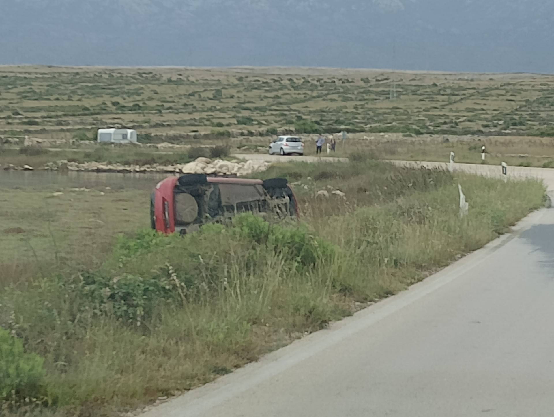 FOTO Nesreća na Pagu: Auto završio na boku, stigla i Hitna