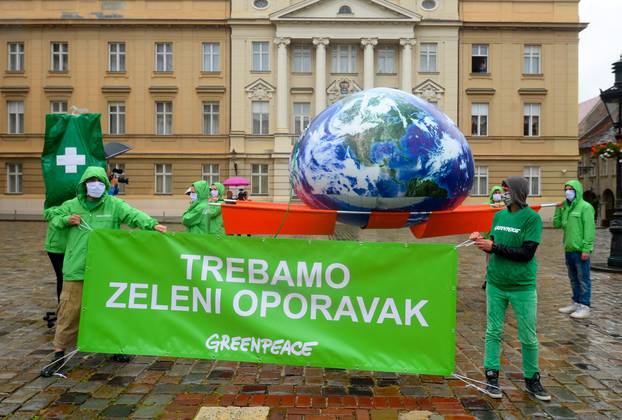 Zagreb: Članovi Greenpeacea na Markov trg donijeli planetu Zemlju spojenu na infuziju