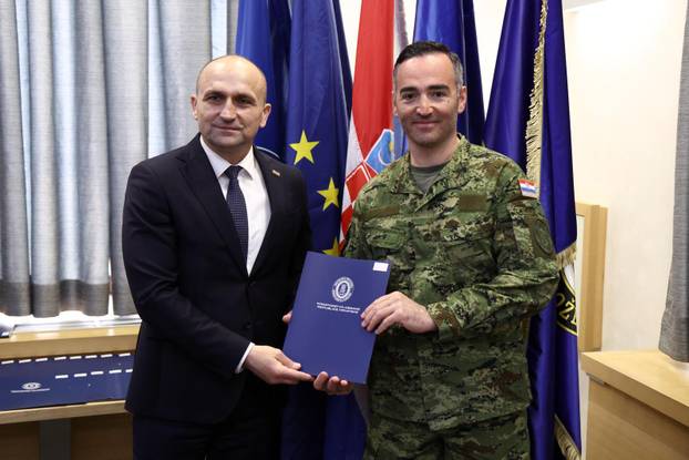 Zagreb: Ministar Anušić uručio ugovore vrhunskim sportašima i pričuvnicima Hrvatske vojske