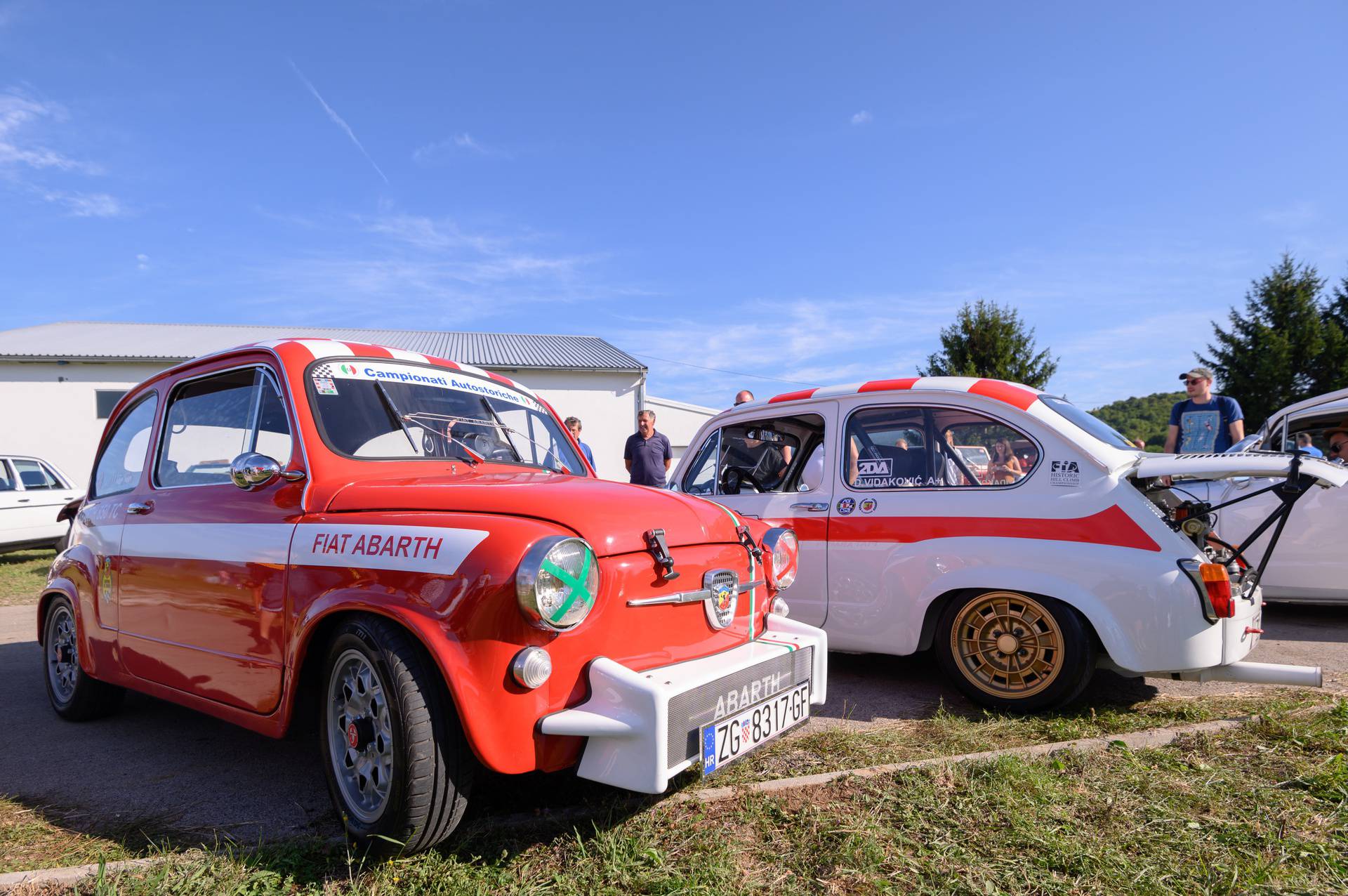 Okupljanje ljubitelja oldtimera na sportskom aerodromu u Otočcu