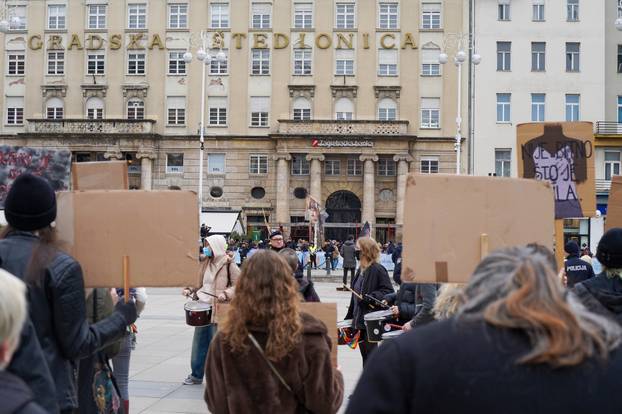 Zagreb: Prosvjednici protiv molitelja na glavnom trgu
